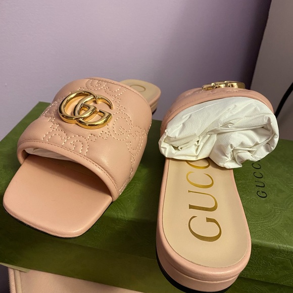 BRAND NEW Jolie GG Matelassé Slide Sandal
GUCCI - Picture 3 of 3